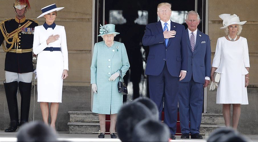 Kunjungi Inggris, Presiden Trump Disambut Ratu Elizabeth II di Istana Buckingham